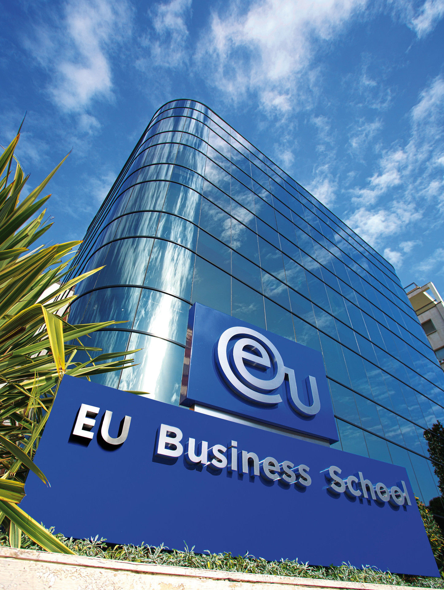 Business school. Испания eu Business School университет. Бизнес школа в Барселоне. «Eu Business School» в Швейцарии. Бизнес университет Барселоны.